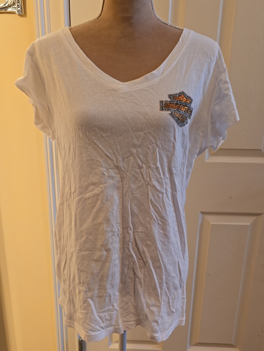Harley Davidson XL White Short Sleeve V-Neck Tee with Embellished Badge